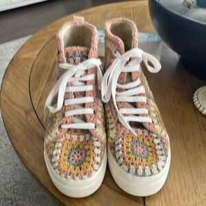 Lucky Brand high top crochet sneakers sz 39